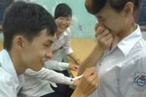 “Liều” viết lưu bút chia tay lên... ngực bạn gái