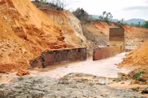 Vỡ đập thủy điện ở Gia Lai, dân leo cây thoát chết