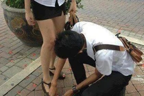 Hình ảnh “nhức mắt“: Ga lăng hay “chết vì gái“?