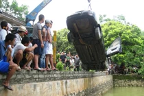 Hiện trường vụ ô tô lao xuống ao, 4 người chết