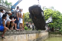 Hiện trường vụ ô tô lao xuống ao, 4 người chết