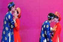 Ngại ngùng “khóa môi” tại đám cưới tập thể ở Hà Nội