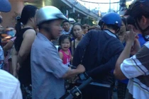 Bé gái khóc thét vì bố mẹ bị cảnh sát còng tay