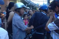 Bé gái khóc thét vì bố mẹ bị cảnh sát còng tay