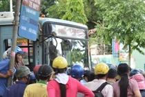 Côn đồ đập phá xe buýt, đánh tài xế trọng thương