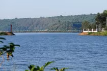 Nữ sinh nhờ bạn may quần áo cho mẹ rồi tự tử