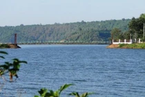 Nữ sinh nhờ bạn may quần áo cho mẹ rồi tự tử