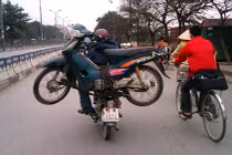 Chóng mặt với những kiểu tham gia giao thông ở Thủ đô