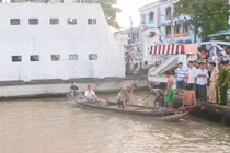 Xe công an tông nhiều xe máy rơi sông, 1 người chết