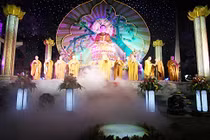Thiêng liêng đêm hội Hoa đăng mừng ngày đức Phật thành đạo