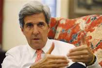 Mỹ “nói chuyện” bằng máy bay không người lái và...