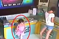 Ăn cắp iPad, giấu trong... váy