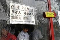 Treo biển kỳ thị: Gậy Trung Quốc đập trúng lưng Trung Quốc