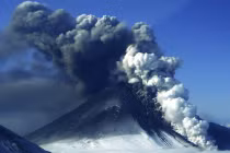 Núi lửa phun khí độc đen đặc bầu trời