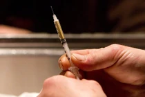 Sơ cứu đúng cách khi bị kim tiêm đâm để tránh HIV