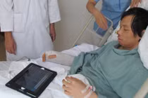 Hành trình phục hồi của chàng trai bị tạt a xít