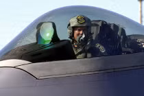 Phi công lái F-22 có thêm “đồ” mới