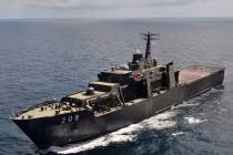 Tàu đổ bộ hiện đại nhất Singapore thăm Việt Nam