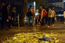 “Hồ Gươm ngập rác sau đêm Noel” gây “bão” trên mạng