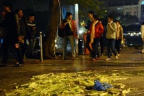 “Hồ Gươm ngập rác sau đêm Noel” gây “bão” trên mạng