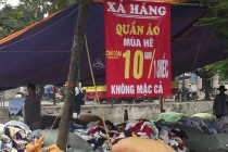 Đổ xô mua quần áo hàng thùng giá 10.000 đồng/chiếc
