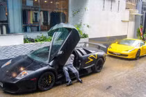 Cặp siêu xe Việt Nam lên báo nước ngoài