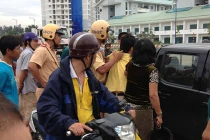 Dân mạng “chẩn bệnh” con trai dùng mũ bảo hiểm đánh mẹ