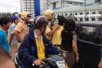Dân mạng “chẩn bệnh” con trai dùng mũ bảo hiểm đánh mẹ