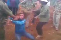 Xôn xao clip cô gái bị còng tay bị đánh dã man