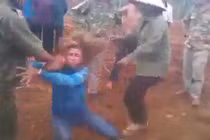 Xôn xao clip cô gái bị còng tay bị đánh dã man