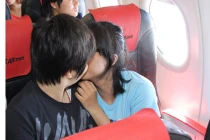 Clip hôn tập thể trên máy bay “gây bão” trên mạng