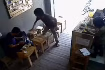 Clip cướp Ipad trắng trợn trong quán cà phê