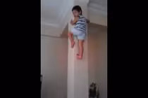 Cậu bé “người nhện“