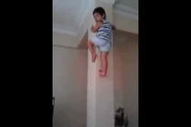 Cậu bé “người nhện“