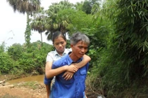 Rớt nước mắt cảnh cha cõng con đi thi