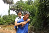 Rớt nước mắt cảnh cha cõng con đi thi