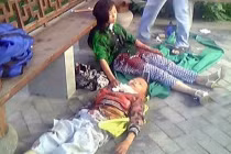 Đau đớn bé 6 tuổi bị mẹ cắt cổ... ngăn mẹ tự tử