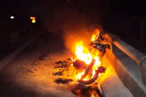 Nam thanh niên đốt xe, nhảy cầu tự tử