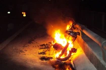 Nam thanh niên đốt xe, nhảy cầu tự tử