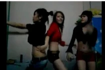 Clip thiếu nữ “lắc điên cuồng” trong phòng trọ bị “ném đá“