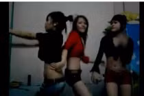 Clip thiếu nữ “lắc điên cuồng” trong phòng trọ bị “ném đá“