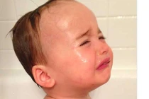 Bộ ảnh “lý do con tôi khóc” khiến dân mạng xúc động