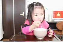 Bé gái Nhật “sành” ăn phở Việt gây sốt trên Youtube