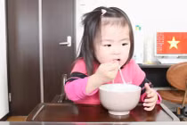 Bé gái Nhật “sành” ăn phở Việt gây sốt trên Youtube