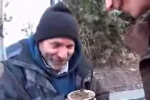 Ấm lòng xem clip cốc “mọc” ra tiền tặng người ăn xin