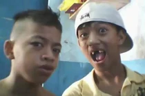 Clip hát nhép của 2 chàng sún răng nhận like “khủng“