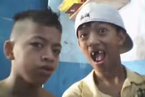 Clip hát nhép của 2 chàng sún răng nhận like “khủng“