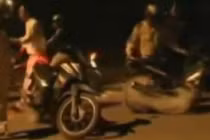 Clip CSGT quăng lưới bắt “quái xế” khiến dân mạng “phát sốt“