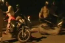 Clip CSGT quăng lưới bắt “quái xế” khiến dân mạng “phát sốt“