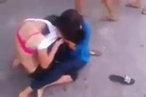 Nữ sinh đánh nhau, nam thanh niên “tung tăng” cổ vũ